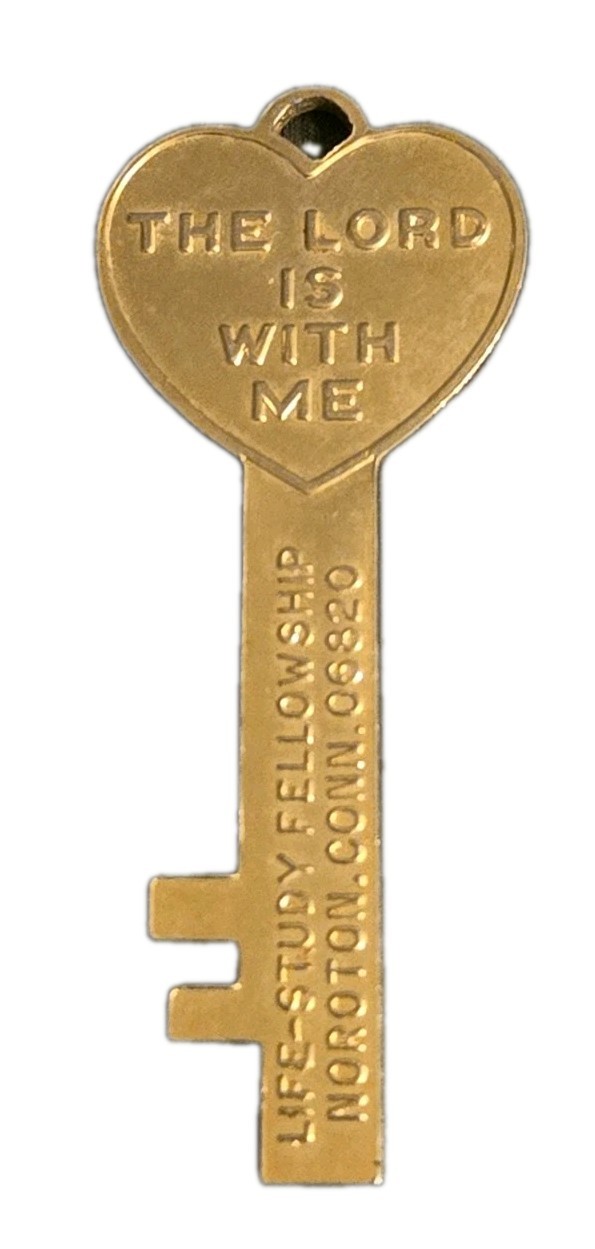 2 VINTAGE CATHOLIC GOD ANSWERS PRAYER BRASS GOLD TONE RELIGIOUS KEY MEDAL 2 LOT