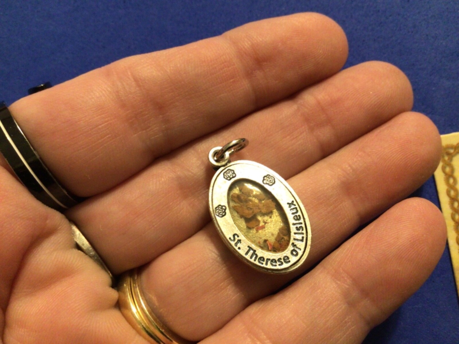 St THERESE of Lisieux Saint Medal with Relic Holy Card Medal Roses 1″ Italy