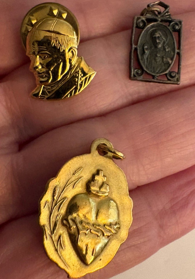 LOT OF VINTAGE CATHOLIC MEDAL PENDANTS CHARMS-GOLD PLATED & MORE