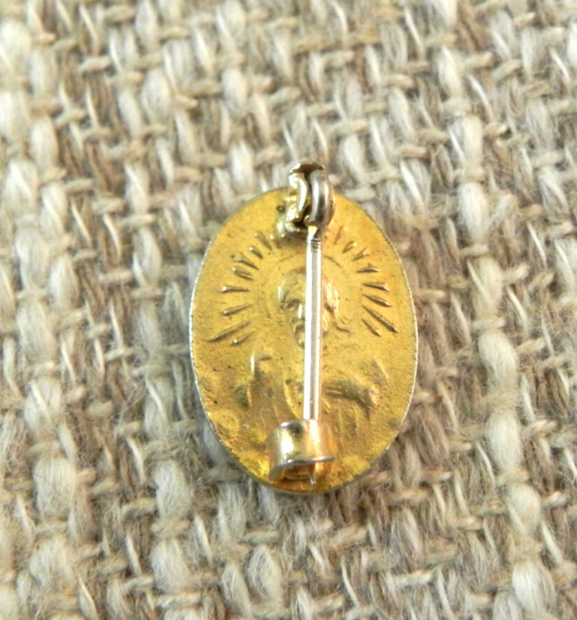 Sacred Heart of Jesus enamel pin gold Oval shape Unknown Vintage NICE