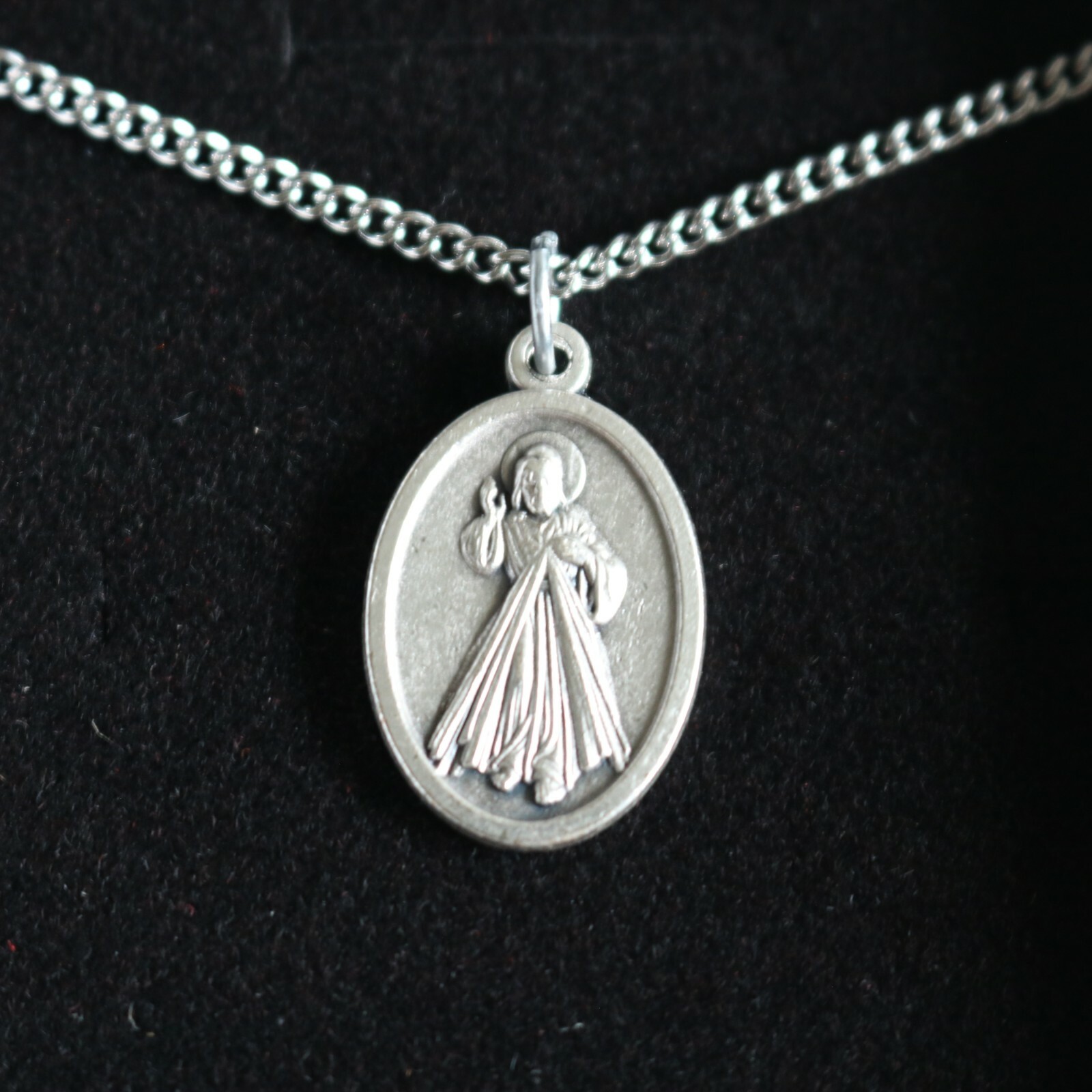 Women Necklace Divine Mercy Medal 18″ Stainless Steel Chain Catholic Pendant