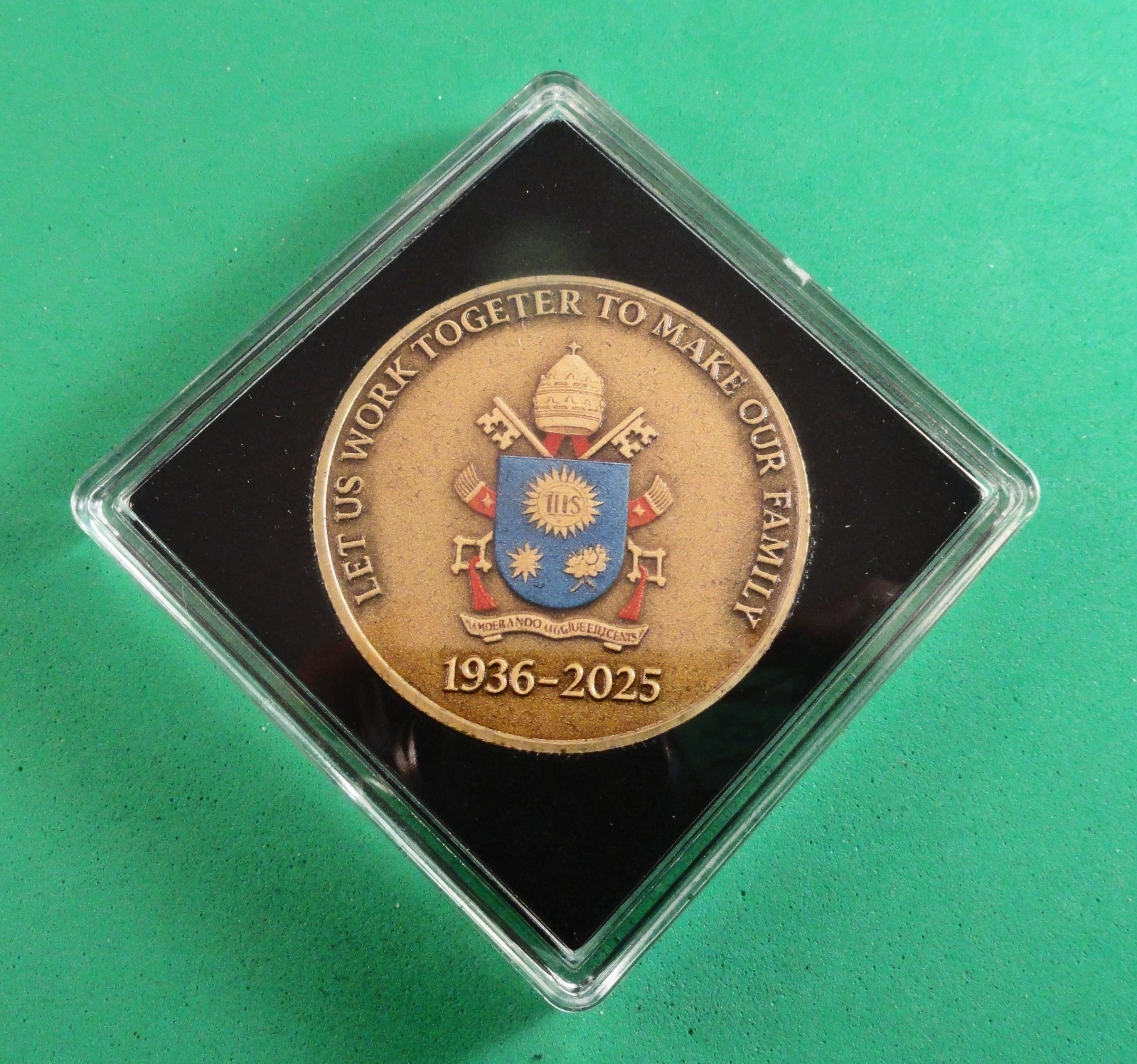 Challenge Coin – POPE FRANCIS – PAPAL REGALIA
