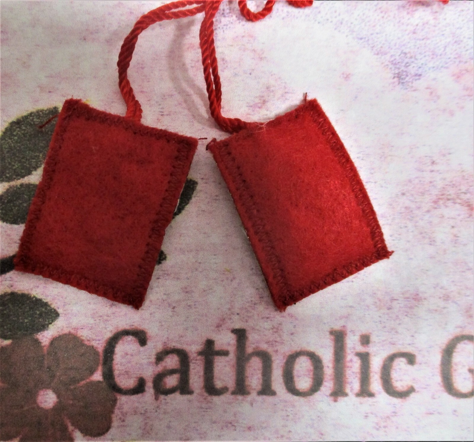 1 3/8″ x 7/8″ Red Sacred Heart of Jesus Scapular