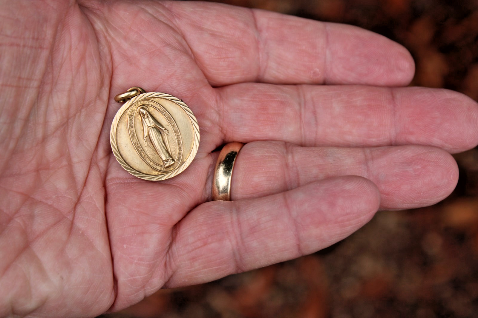 Vintage Virgin Mary Gold Toned Medal Italy Maria Concepta Peccato Ora Pro Nobis